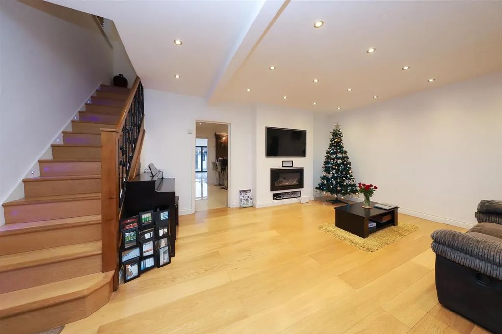 Property photo 2 of 18