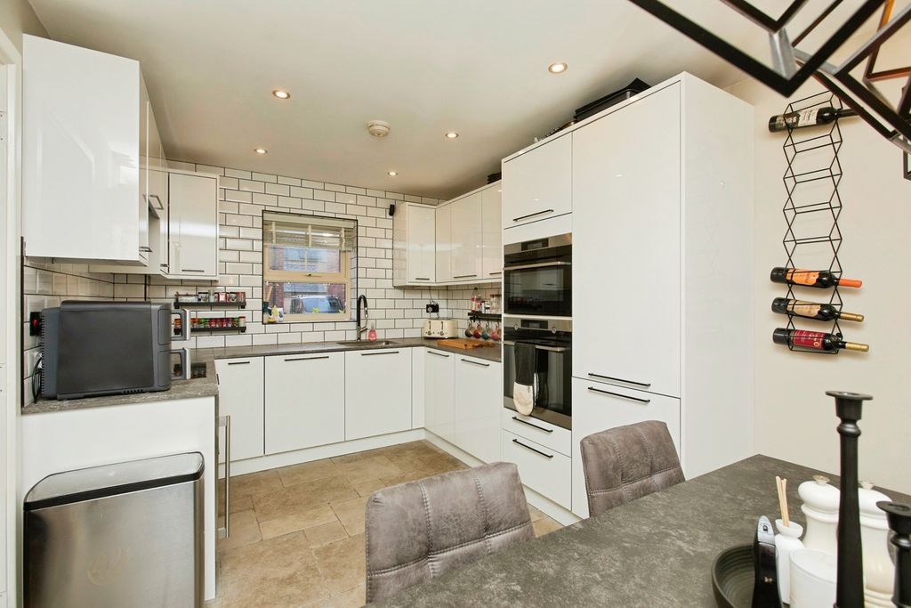 Property photo 3 of 20 Kitchen