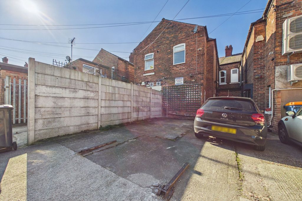 Property photo 3 of 11 Parking