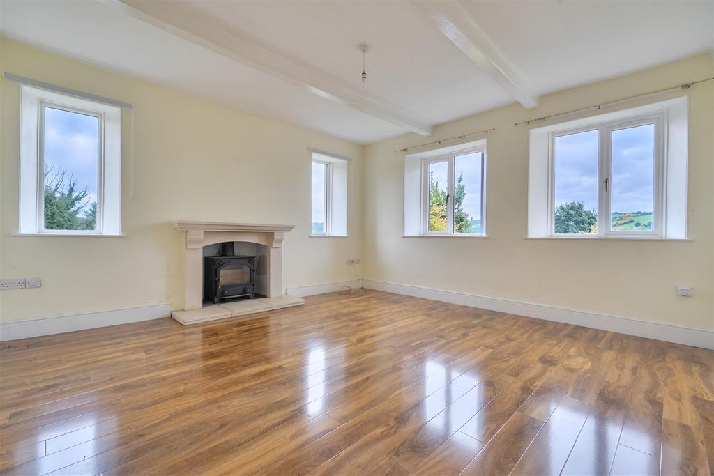 Property photo 3 of 32 Sitting Room