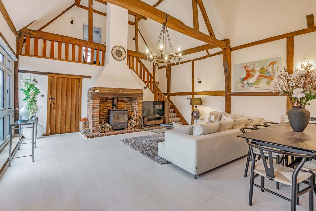 Property photo 3 of 15 Sitting