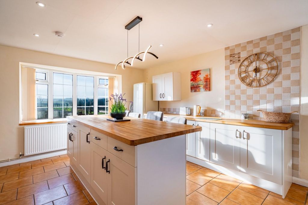 Property photo 2 of 36 House Kitchen