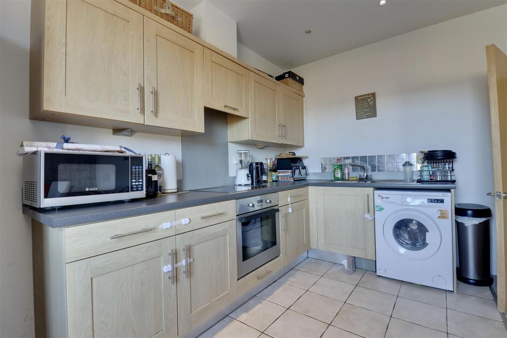 Property photo 2 of 11 Kitchen