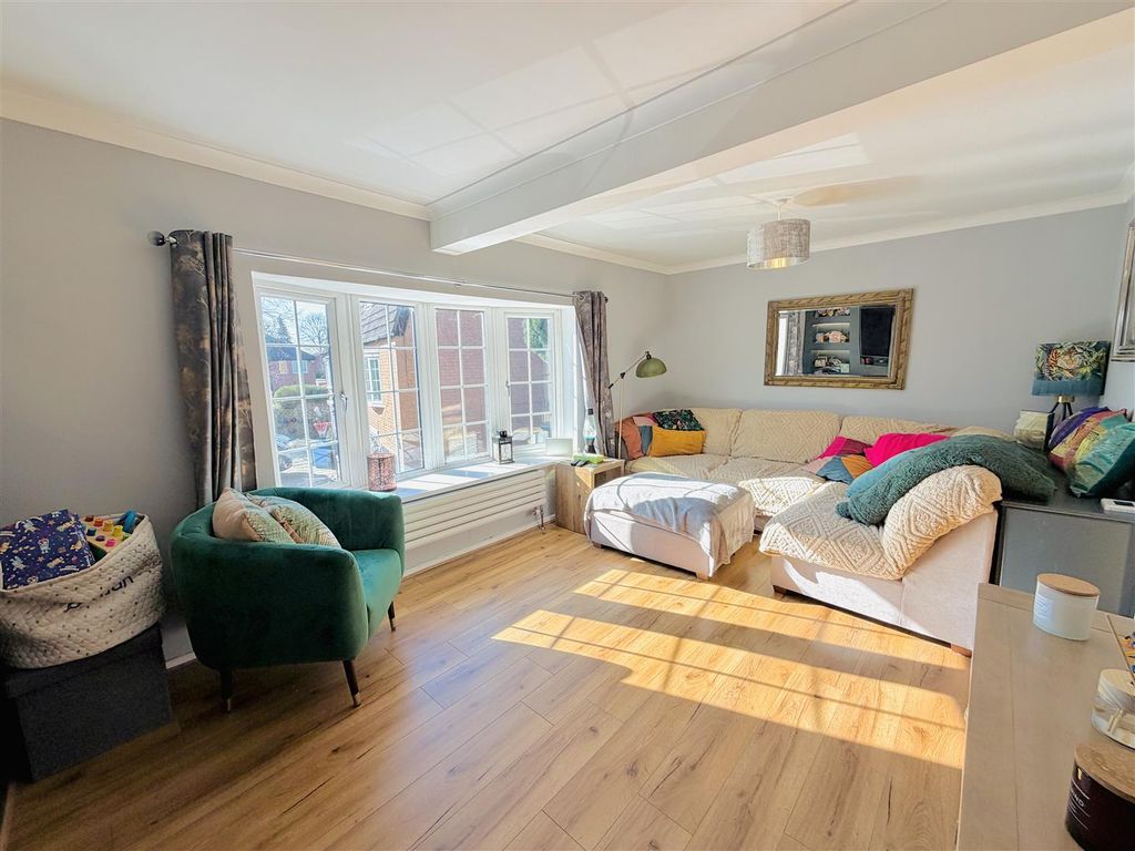 Property photo 2 of 34 Lounge