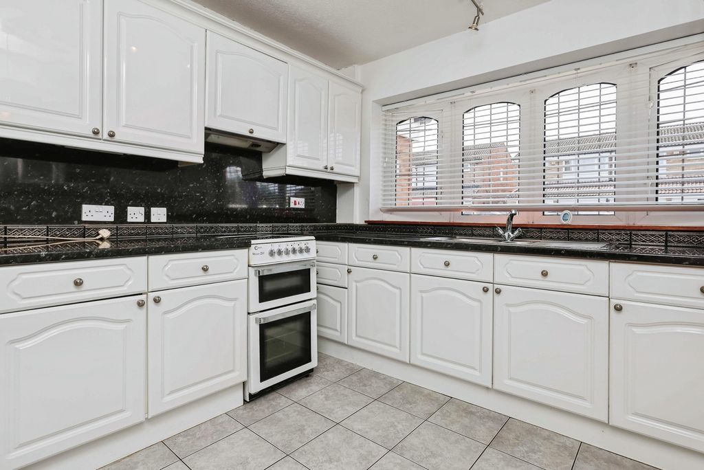 Property photo 2 of 17 Kitchen