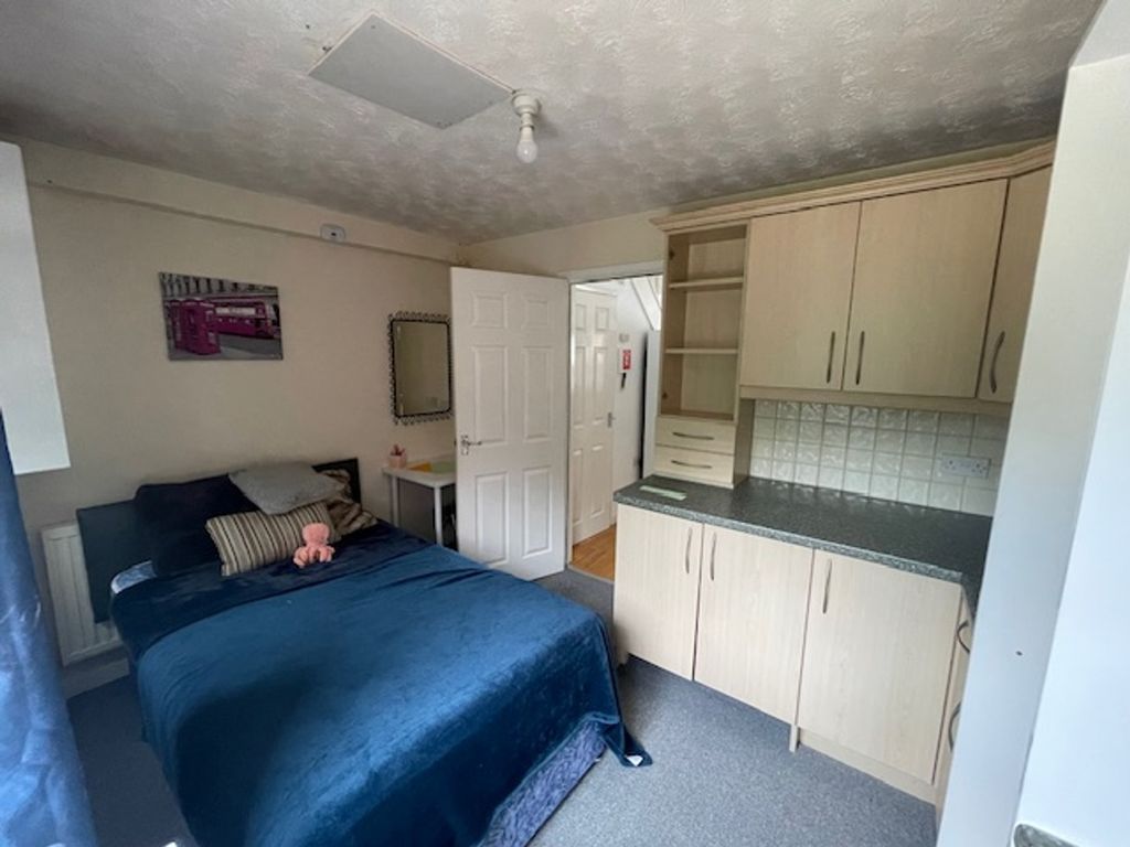 Property photo 1 of 14 A Cozy Double Bedroom Featuring A Comfortable Bed ...