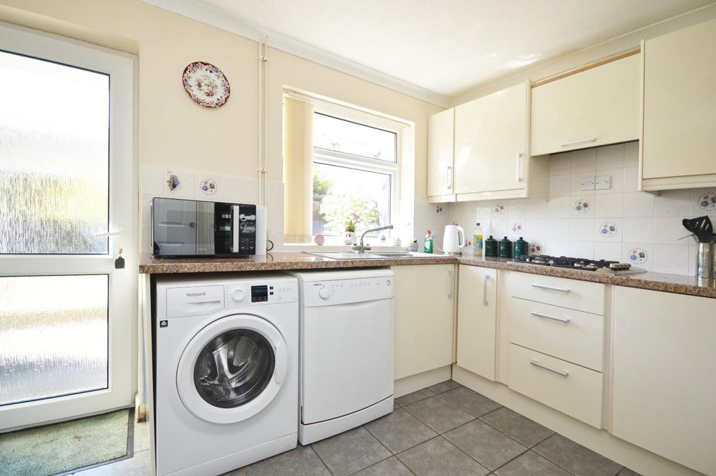 Property photo 3 of 17 Kitchen