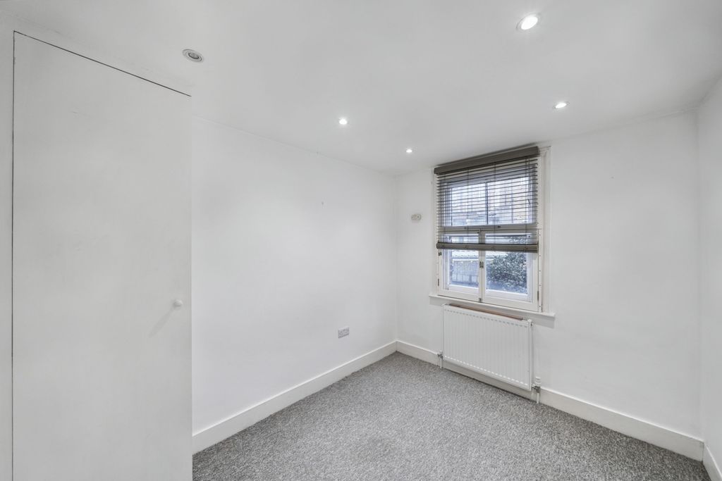 Property photo 2 of 12 First Floor Flat, 47A Lower Boston Road, Hanwell, London, W7 3Tp