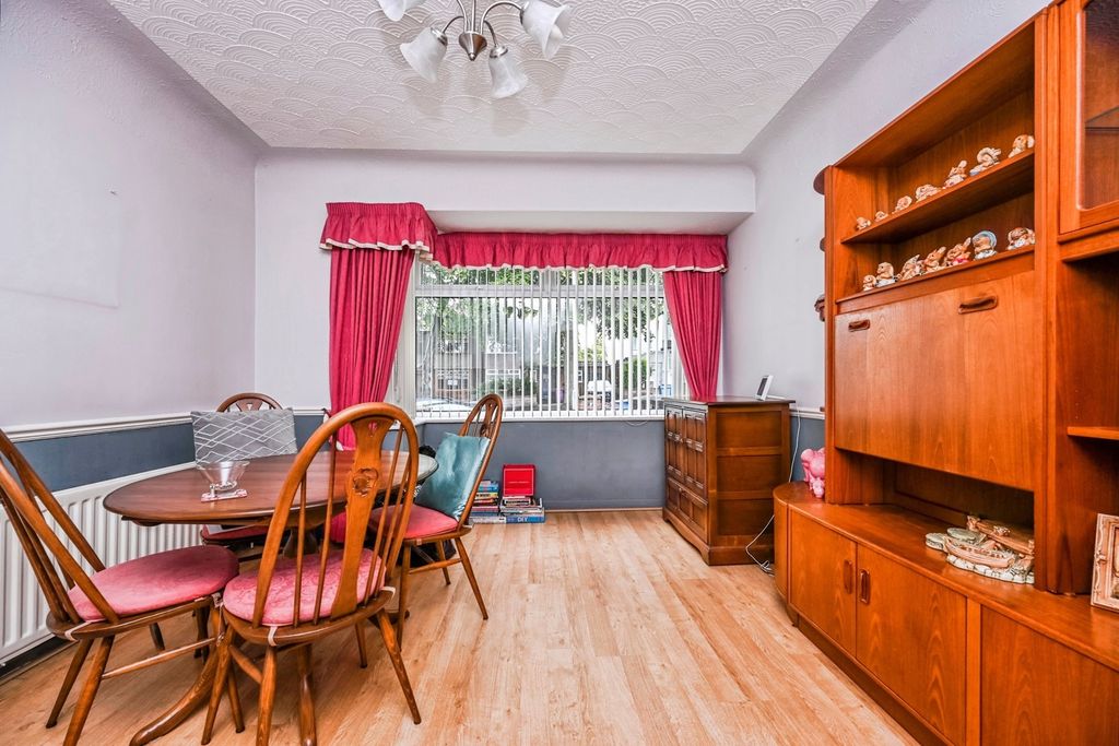 Property photo 3 of 17 Photo