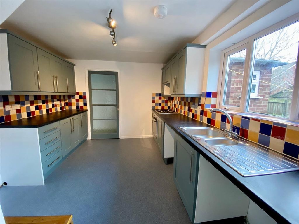 Property photo 3 of 19 Kitchen Breakfast.Jpg