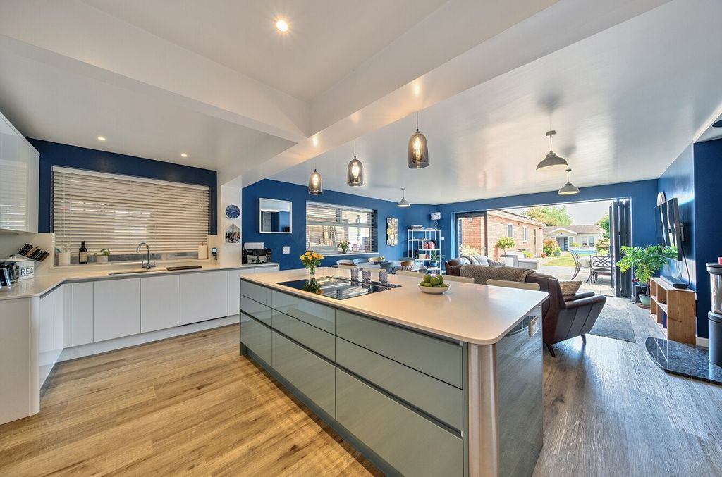 Property photo 2 of 15 1296802-44-682c87...