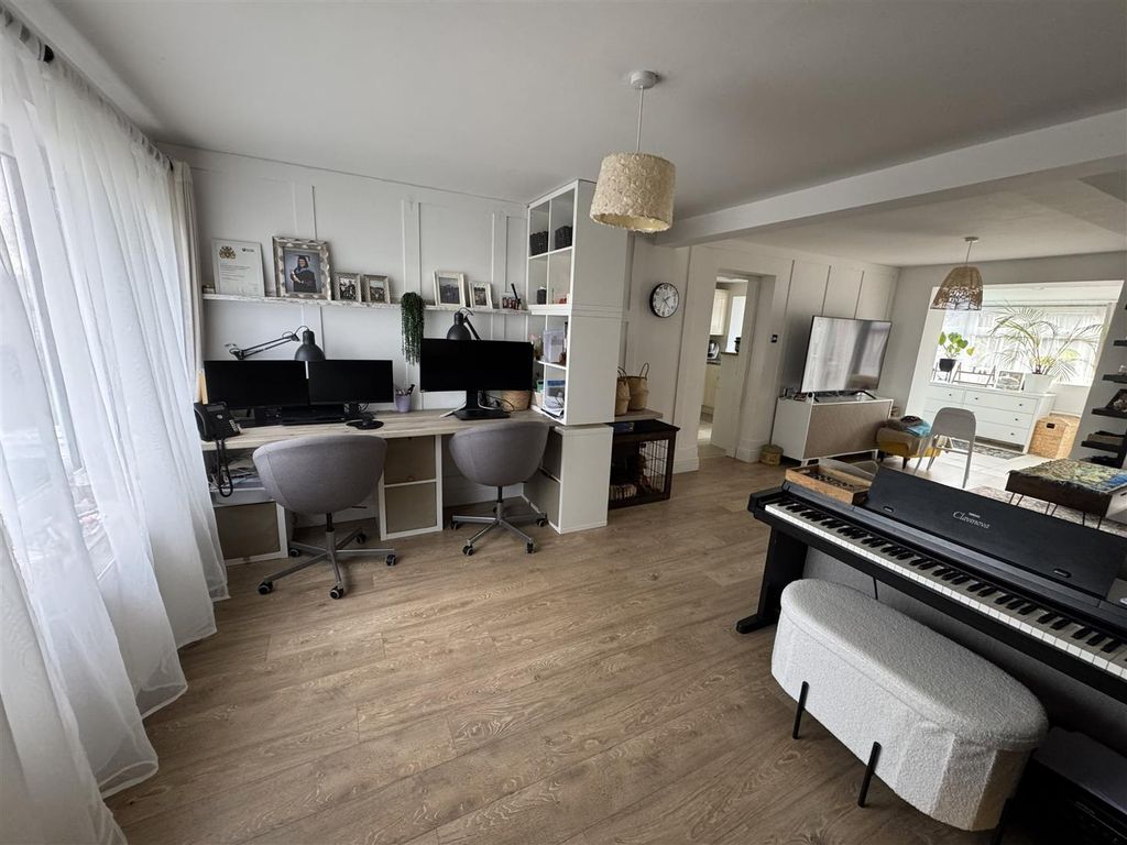 Property photo 3 of 17 Living Room