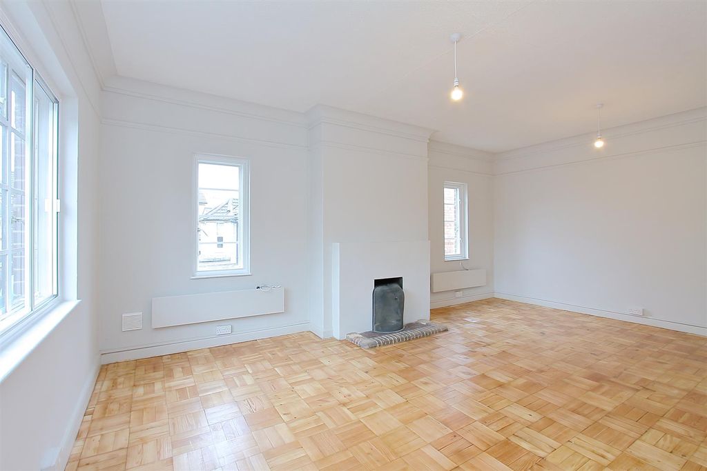Property photo 3 of 13 22 Seamoor Road Flat Ph22.Jpg