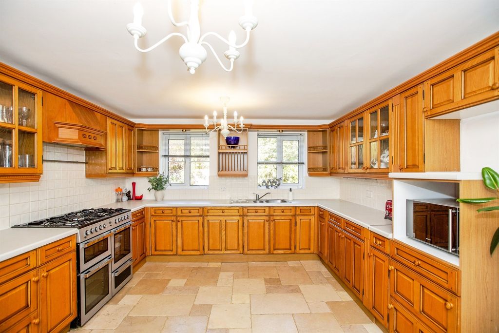 Property photo 2 of 19