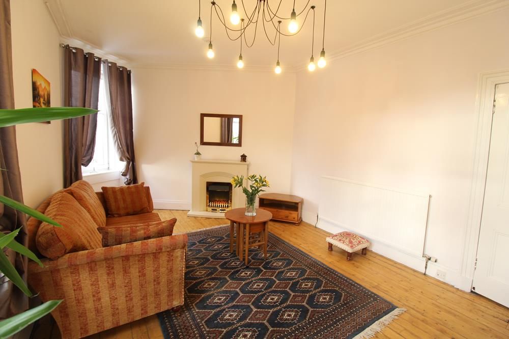 Property photo 3 of 6 Lounge − Fire