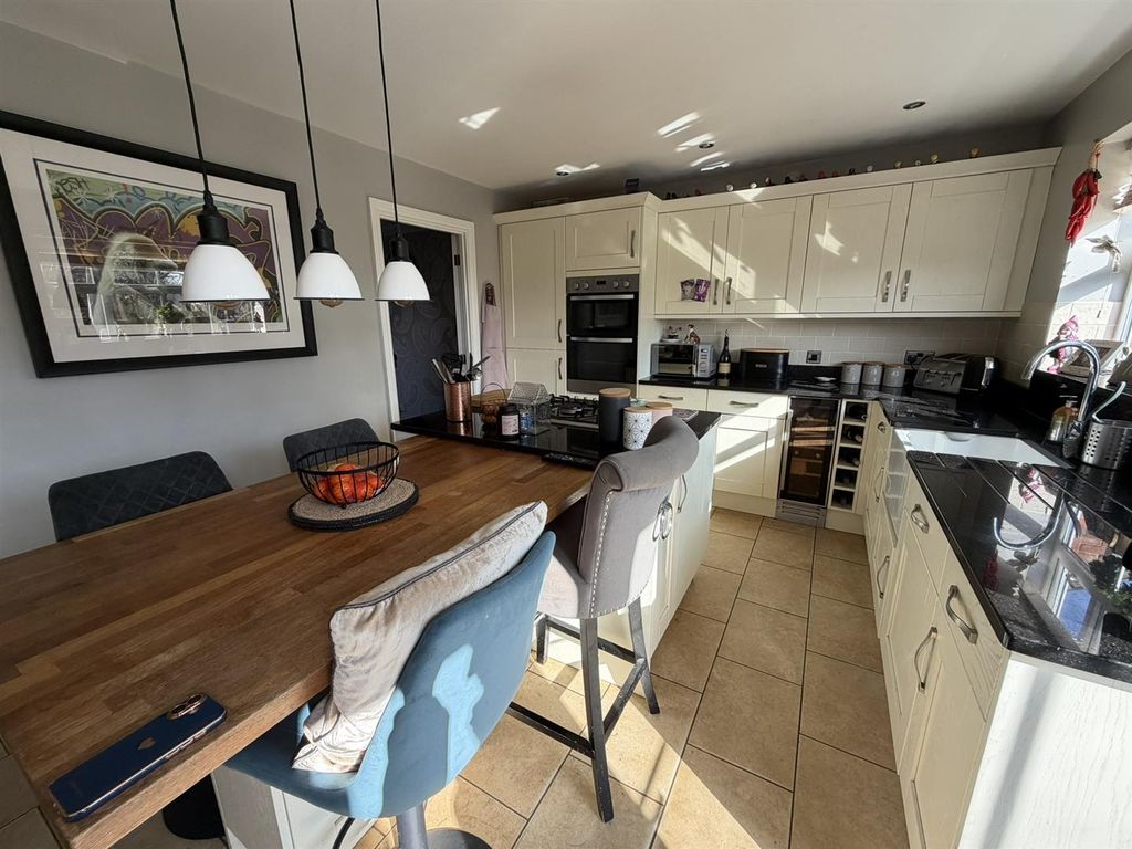 Additional image 6 of 5 bed property for saleNightingale Close, Daventry NN11