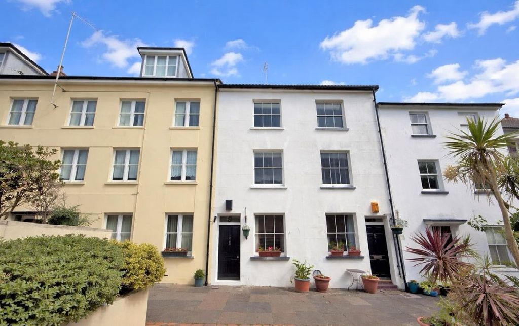 Property photo 1 of 16 9 Farnham