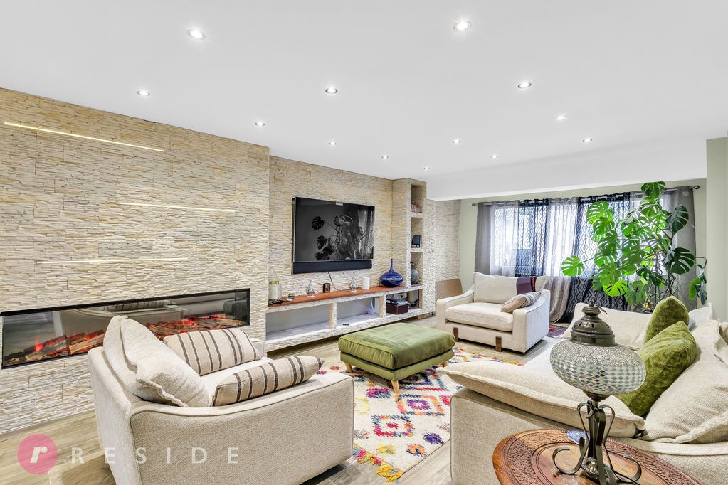 Property photo 2 of 18 Lounge