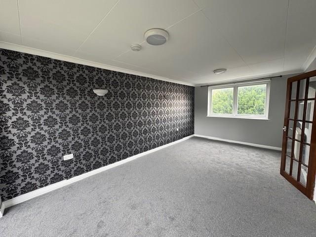 Property photo 3 of 10 Lounge 3.Jpg