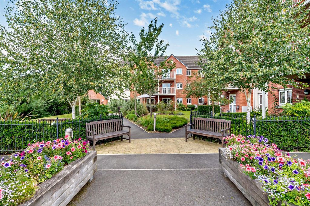 Property photo 1 of 24 Communal Gardens In Summer