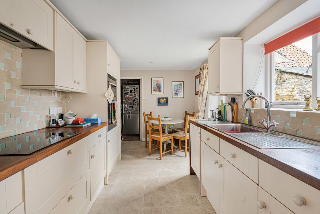 Property photo 2 of 19 Kitchen