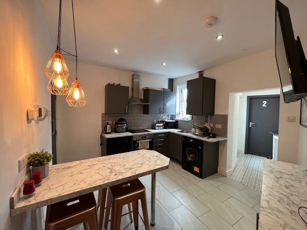 Property photo 1 of 5 4 Bed House  Spacious Room To Rent, Brierley Hill Dy5