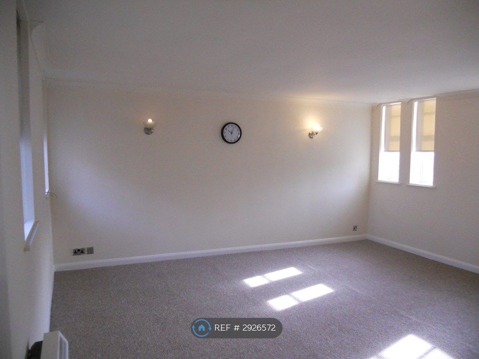 Property photo 3 of 13 Lounge/ Bedroom