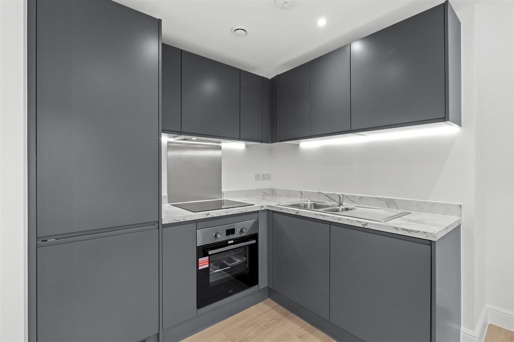 Property photo 3 of 8 Kitchen 1