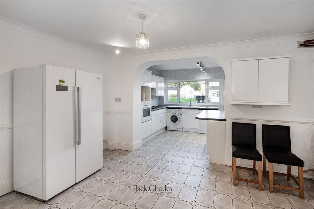 Property photo 3 of 14 47 Hastings Rd, Tn2 4Pb 003.Jpg