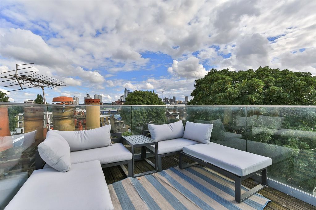Property photo 2 of 17 Roof Terrace