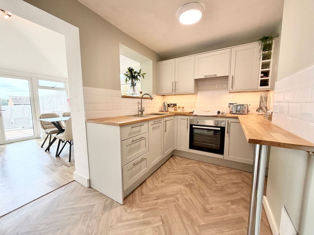 Property photo 3 of 19 Kitchen
