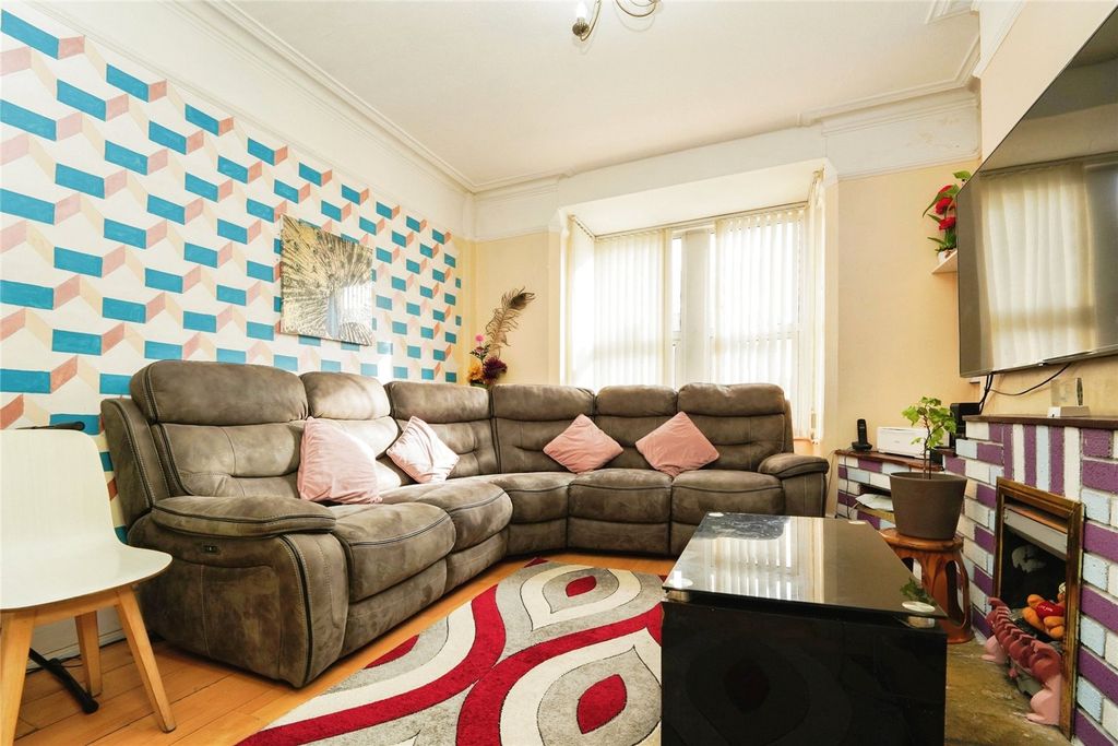 Property photo 3 of 15 Lounge