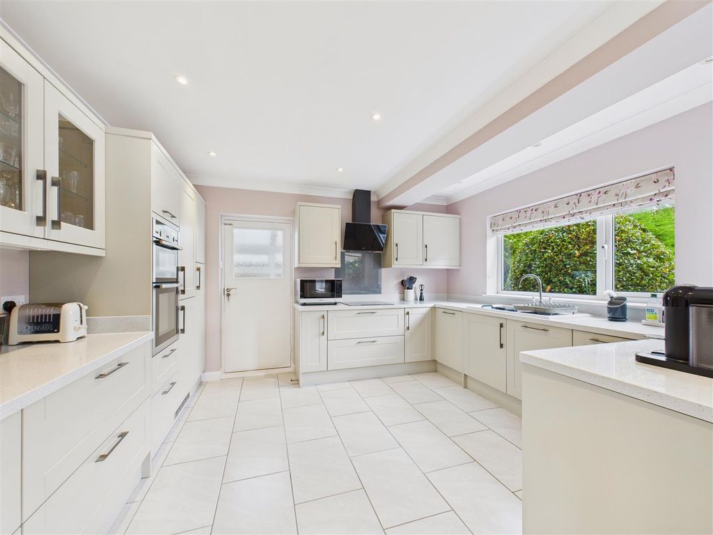 Property photo 3 of 22 Dining Kitchen