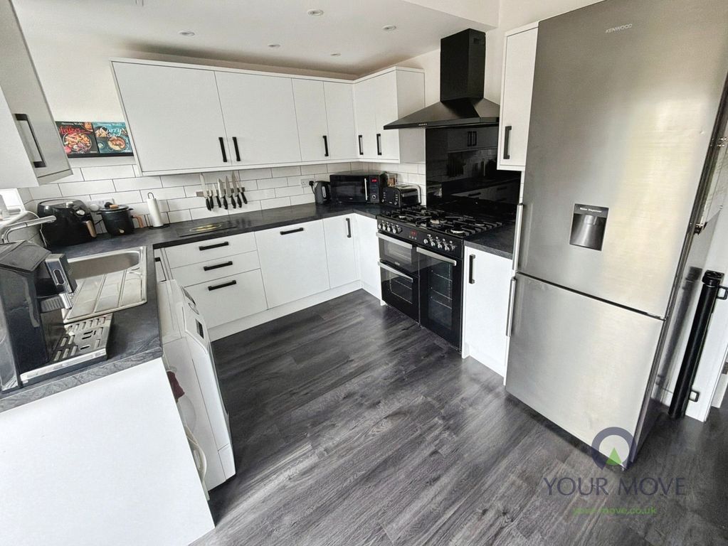 Property photo 3 of 10 Kitchen