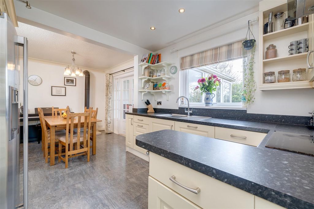 Property photo 3 of 25 Dining Kithcen