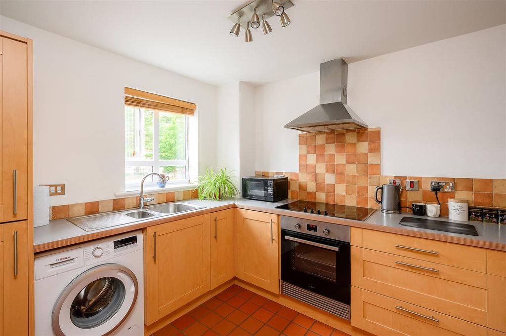 Property photo 3 of 11 Kitchen