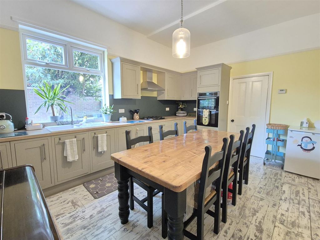 Property photo 2 of 27 Kitchen/Diner