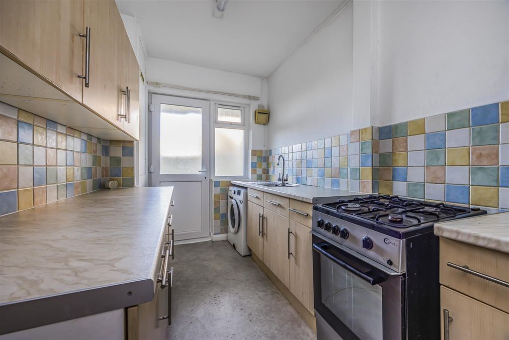 Property photo 2 of 10 Flat 3 Magdalen Court, 345 London Road, Portsmouth