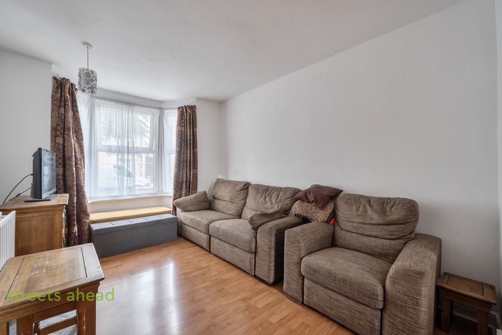 Property photo 2 of 20 A008Ae33-490A-494...
