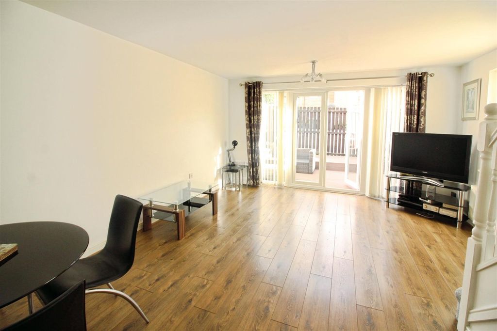 Property photo 2 of 16 Lounge