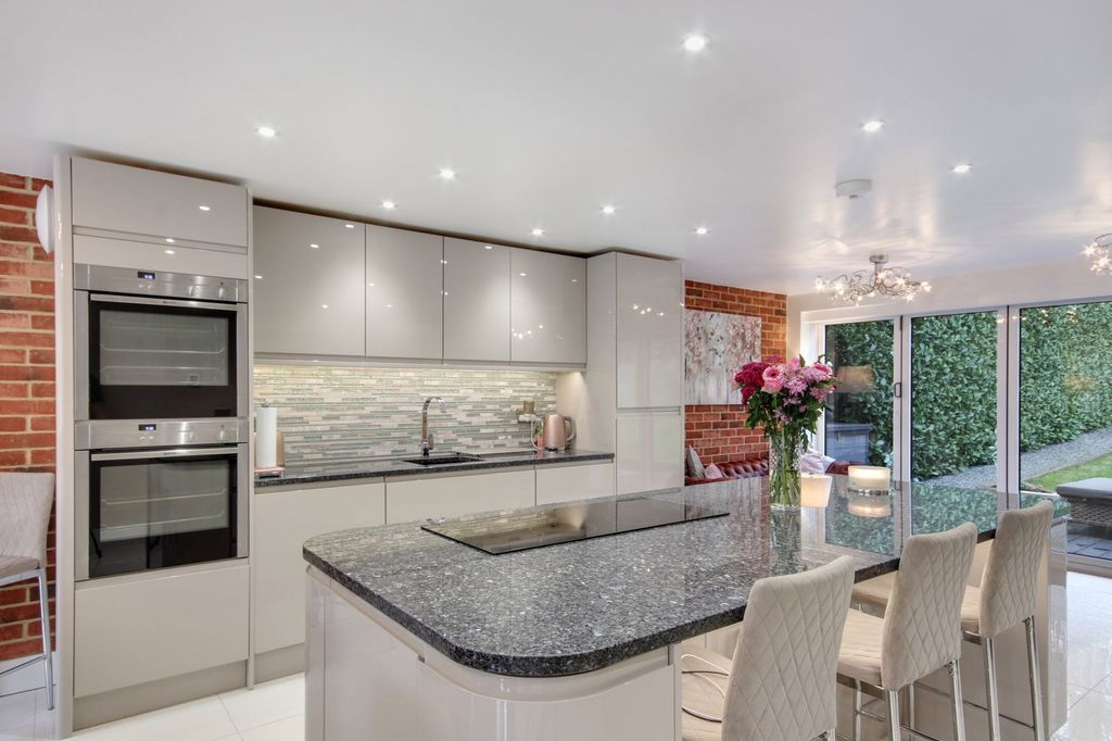 Property photo 3 of 31