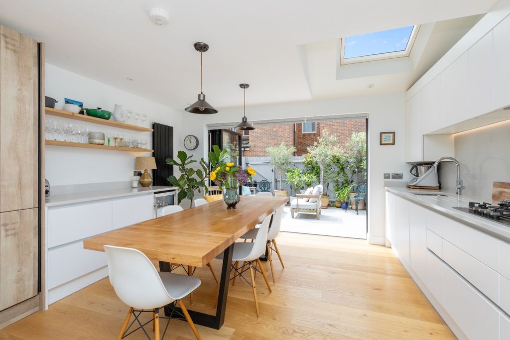 Property photo 2 of 15 4930362