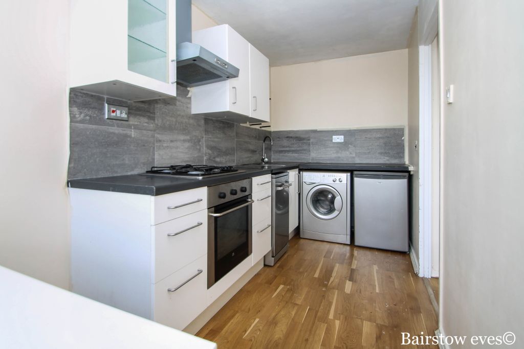 Property photo 2 of 12 Modern Fitted Kitchen