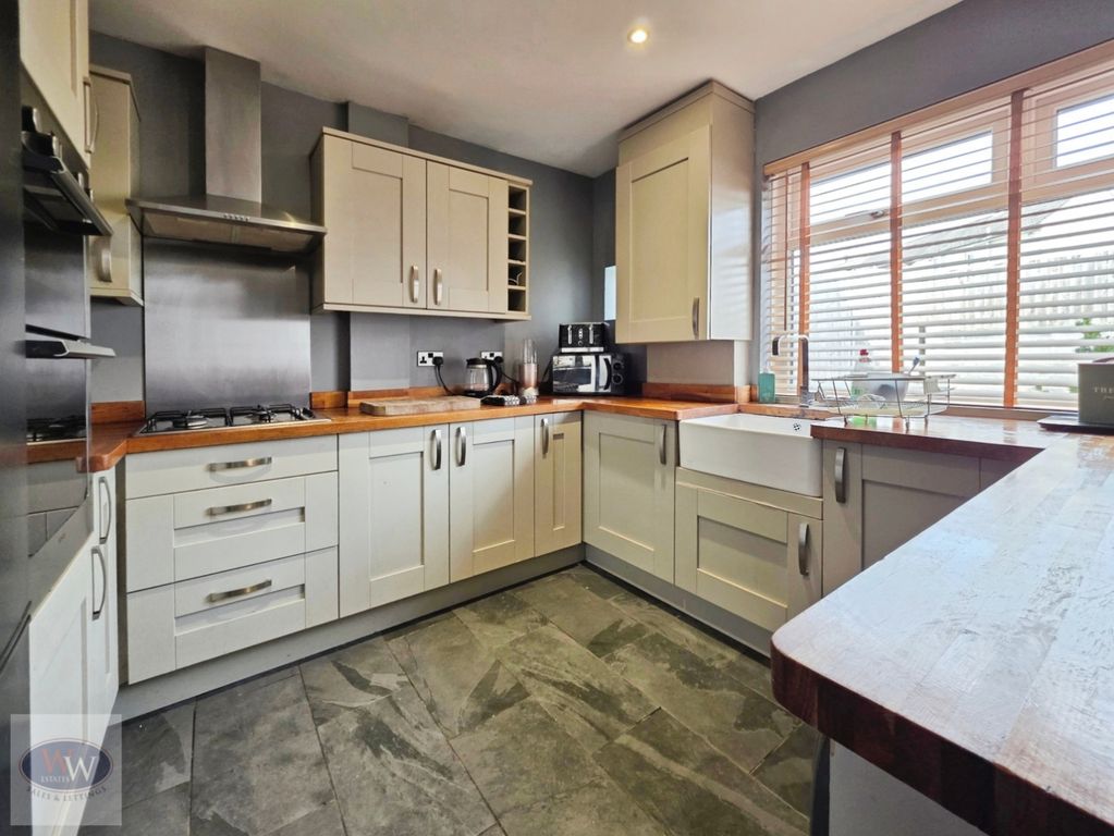Property photo 2 of 31 Dining Kitchen