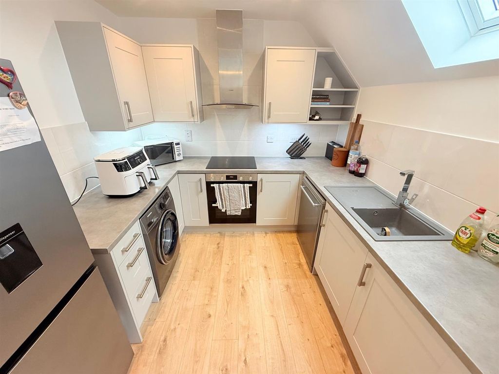 Property photo 2 of 10 Kitchen