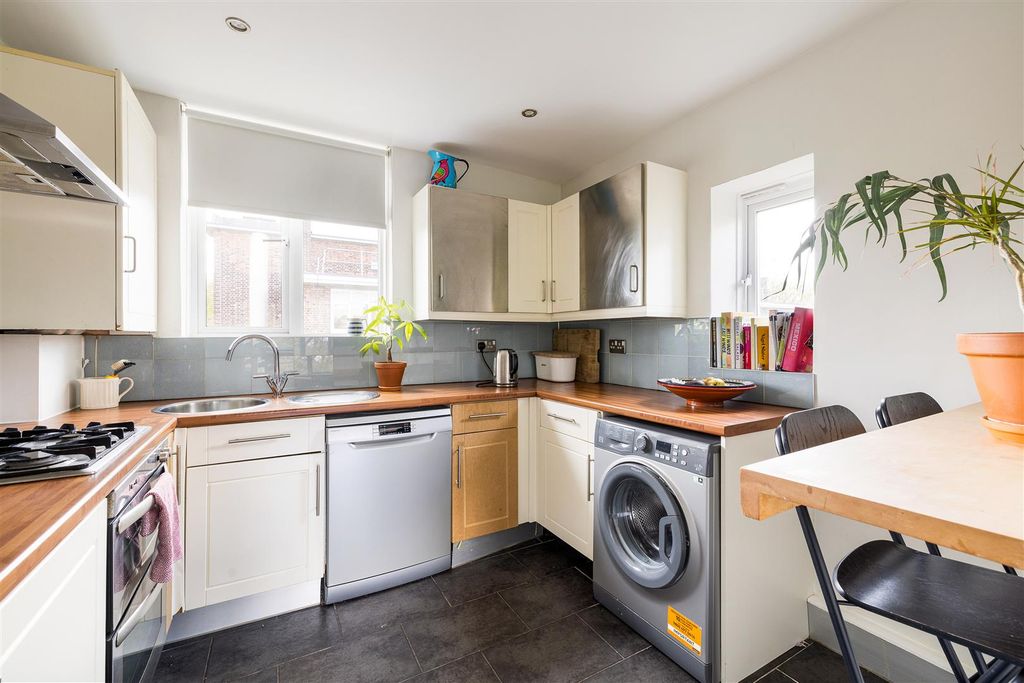 Property photo 3 of 29 Stewardstone Road, E2