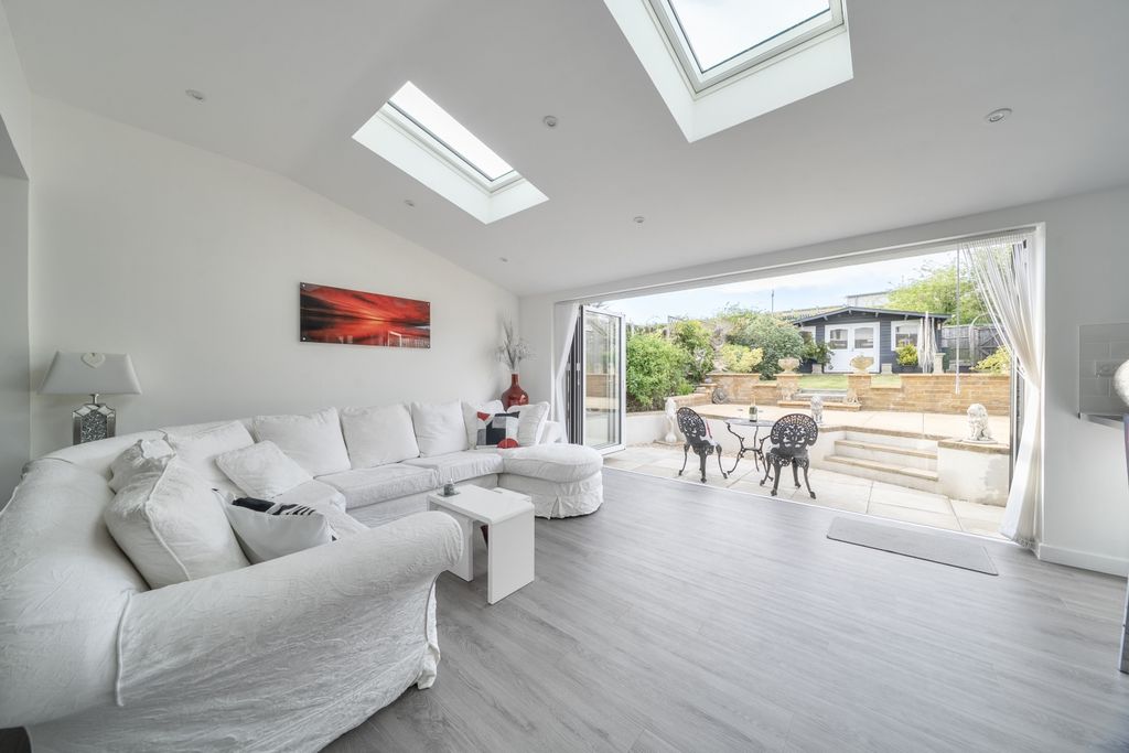 Property photo 3 of 22 Super Room 1