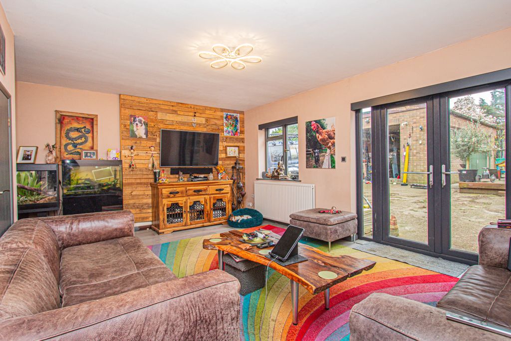 Property photo 2 of 23 Lounge