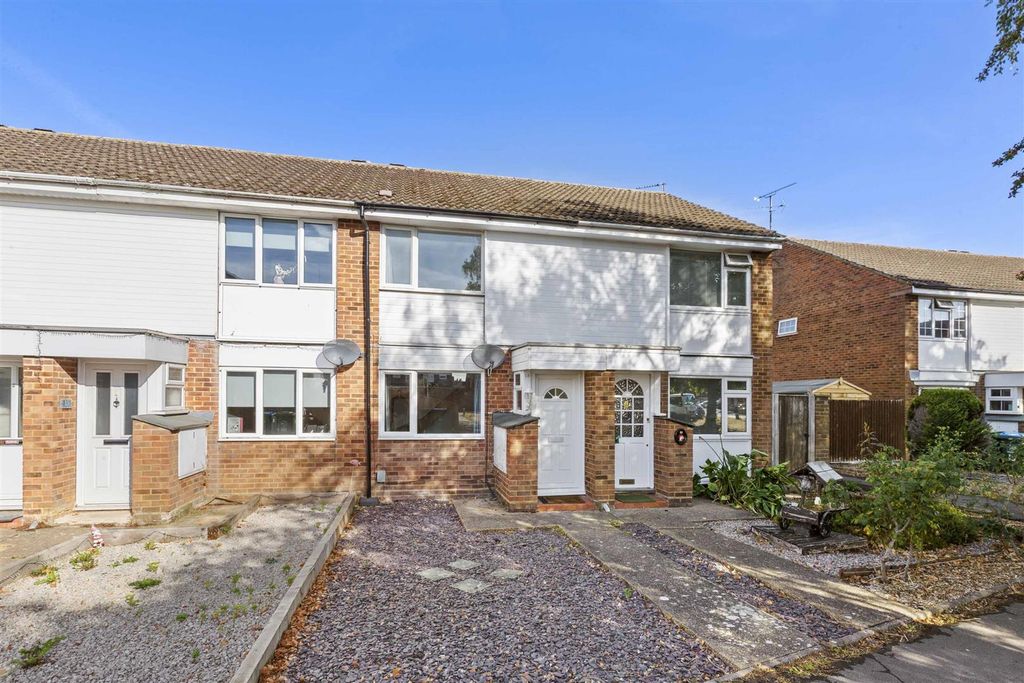 Property photo 1 of 11 16 Ditchingham Close, Hp19 7Sa (Low Res)-10.Jpg