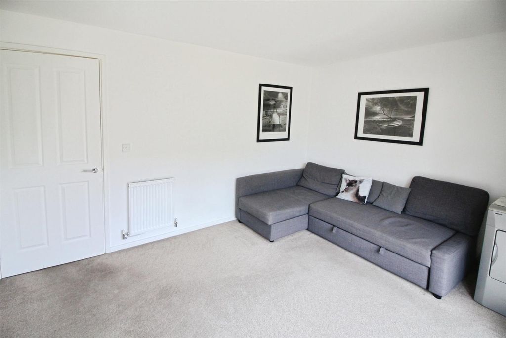 Property photo 3 of 11 Lounge